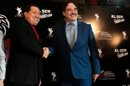 Fotografía cedida por el Palacio Miraflores y tomada en mayo de 2010 en la que se registró al presidente de Venezuela, Hugo Chávez (i), junto al cineasta estadounidense Oliver Stone (d), durante la proyección de la película "Al sur de la frontera", en Caracas (Venezuela). EFE/Archivo