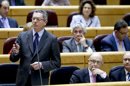 El ministro de Justicia, Alberto Ruiz Gallardón (i), durante su intervención en la sesión de control al Gobierno celebrada esta tarde en el pleno del Senado. EFE