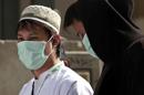 Peregrinos musulmanes con tapabocas para evitar contagiarse de la enfermedad respiratoria MERS en la ciudad sagrada de La Meca, en Arabia Saudita en una fotografía de archivo del 13 de mayo de 2014. Un nuevo reporte, publicado el miércoles 4 de junio de 2014 en el New England Journal of Medicine ofrece las evidencias más contundentes hasta la fecha de que el misterioso virus que provoca la enfermedad respiratoria MERS se transmite de los camellos a los humanos. (Foto AP/Hasan Jamali, archivo)