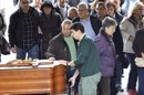 Funeral celebrado ayer del hombre de 53 años que fue encontrado sin vida poco antes de que se ejecutara la orden de desahucio que pesaba sobre su vivienda en Granada. EFE/Archivo