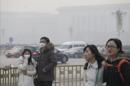 Una pareja se protege de la polución con máscaras, cerca de la plaza de Tiananmen, en Pekín. EFEPeatones circulan por las calles contaminadas de Shenyang en China. EFE/Archivo