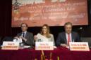 El ministro de Sanidad, Servicios Sociales e Igualdad, Alfonso Alonso (i), junto a la presidenta de la Junta de Andalucía, Susana Díaz, y el alcalde de Sevilla, Juan Ignacio Zoido, hoy en Sevilla durante la inauguración del VII Congreso Internacional de Medicamentos Huérfanos y Enfermedades Raras, en el que participan más de 300 especialistas, pacientes y representantes de la industria. EFE