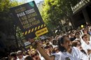 Manifestantes de la plataforma de Resistencia contra la destrucción del servicio nacional de salud portugués demostrando su solidaridad con la huelga de doctores frente al Ministerio de Salud luso en Lisboa. EFE