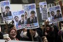 Protesta con pancartas en las que se puede leer "Di sí a NHS (Servicio Nacional de Salud), di no a la privatización", durante una manifestación contra los recortes del Servicio Nacional de Salud. EFE/Archivo