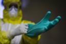 Traje preventivo contra el ébola. Los ministros reunidos en Japón tienen previsto debatir cómo fortalecer la coordinación con organizaciones internacionales como la Organización Mundial de la Salud (OMS) para frenar la propagación de enfermedades infecciosas. EFE/Archivo