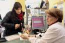 Una farmacéutica atiende a una cliente a la que se ha expedido una receta electrónica. EFE/Archivo