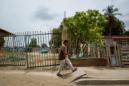 En la imagen, un hombre en la localidad de Canchancha en la ciudad de Maracaibo (Venezuela). EFE/Archivo