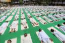 Reclusos de la Cárcel Central participan en una sesión de yoga masiva con motivo del primer Día Internacional de Yoga en Bhopal, India. EFE