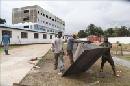 Trabajadores liberios preparan el terreno para la construcción de una Unidad de Tratamiento del ébola en Monrovia. EFE
