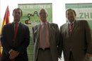 El director general de IMSERSO, César Antón Beltrán (i); el presidente de CEAFA, Arsenio Hueros Iglesias (c), y el doctor López Rocha, vocal de la Junta Directiva Nacional responsable de Relaciones Institucionales de SEMERGEN, al comienzo de la rueda de prensa que han ofrecido en Madrid. EFE