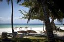 Un hombre ofrece paseos en camello a visitantes en la costa de Diani, un popular destino turístico en la costa de Kenia, el miércoles 28 de marzo de 2012. Operadores turísticos en Africa afirman ha bajado el número de visitantes debido al temor al ébola en el continente, aun cuando los casos de la enfermedad han ocurrido a miles de kilómetros de distancia. (AP Foto/Ben Curtis)