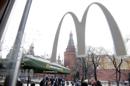 Imagen que muestra a varios transeúntes a través de una ventana de un restaurante de la cadena norteamericana McDonald's en la plaza Manezhnaya, frente a la Plaza Roja de Moscú (Rusia). EFE/Archivo