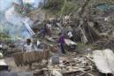 Varios lugareños trabajan en la limpieza de los escombros de sus viviendas en la isla Tanna (Vanuatu) este jueves. EFE