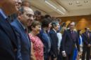 El ministro de Sanidad, Servicios Sociales e Igualdad, Alfonso Alonso (d), se dispone a posar para la foto de familia del pleno del Consejo Interterritorial del Sistema Nacional de Salud celebrado hoy en Madrid. EFE