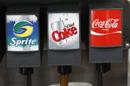 En esta foto del 3 de marzo de 2010, un cliente sirve Diet Coke en un Costco de Montain View, California. El conteo de calorías que definió las dietas durante mucho tiempo está cediendo su espacio a otras consideraciones, como la promesa de más fibras o ingredientes naturales. (Foto AP/Paul Sakuma/Archivo)