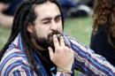 Una persona fuma marihuana en el parque Molino de Pérez, en Montevideo (Uruguay). EFE/Archivo