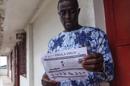 Un hombre lee un panfleto informativo sobre el virus del Ébola en Monrovia, Liberia hoy 28 de julio de 2014. EFE