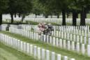 Soldados del tercer Regimiento de Infantería de EE.UU., decoran con banderas de los Estados Unidos la sección 60 del Cementerio Nacional de Arlington. EFE/Archivo