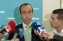 Imagen tomada de EFE TV del neurocirujano de la clínica Ruber de Madrid Pedro Mata, del equipo facultativo que atiende a Miguel Boyer, asegurando a los periodistas que el exministro evoluciona satisfactoriamente, aunque permanece en la unidad de cuidados intensivos (UCI). EFE