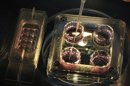 Un técnico de laboratorio inyecta un cultivo de sangre a otro cultivo líquido en un centro de reproducción asistida. EFE/Archivo