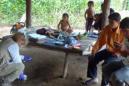 En esta foto proporcionada por Science Advances, la microbióloga Maria Gloria Domínguez Bello recolecta información de temperatura del piso en una de las chozas del poblado de Checerta. Ya sea una choza en la selva, o un departamento en un rascacielos, el hogar de usted está cubierto de bacterias y una nueva investigación en el Amazonas indica que los residentes de las ciudades querrán abrir una ventana de su vivienda para ventilarla. (Humberto Cavallin/Universidad de Puerto Rico/Science Advance vía AP)