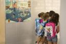 Varios niños a su llegada al colegio. EFE/Archivo
