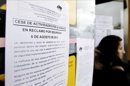Vista de un cartel que convoca al cese de actividades en el Hospital General de Agudos Francisco Santojanni, en Buenos Aires (Argentina), donde el pasado lunes, un grupo de personas ingresó realizó grafitis y agredió a los médicos, como protesta por el fallecimiento de una joven. EFE