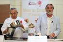 El chef Dani García (i), una estrella Michelín, enseña a cocinar y degustar algunas de las cincuenta recetas más cardiosaludables de España en una publicación de la Fundación Española del Corazón, que ha presentado hoy junto al jefe de Cardiología del Hospital de Galdakao, Iñaki Lekuona (d). EFE