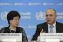 La directora general de la Organización Mundial de la Salud (OMS), Margaret Chan (i), y el ministro de Salud Pública de Cuba, Roberto Morales Ojeda (d), habla durante una rueda de prensa en la sede de la OMS hoy en Ginebra. EFE