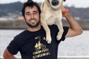 El gijonés Pablo Calvo, de 29 años y bombero de profesión, que ha recorrido en bicicleta junto a su perra "Hippie" 2.000 kilómetros durante veinte días entre España y Francia con el fin de recaudar fondos y donarlos a la fundación del hospital Vall d