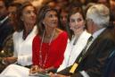 La reina Letizia, junto a la delegada del Gobierno en Cataluña, Llanos de Luna (2i), y la secretaria de Estado de I, Carmen Vela (i), durante el acto de la AECC de entrega de ayudas a la investigacón 2016, que se enmarcan en el Día Mundial de la Investigación en Cáncer, organizados por la Asociación Española Contra el Cáncer (AECC) que entregará ayudas a la investigación. EFE