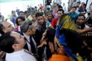 Indígenas de diversas etnias discuten con funcionarios del Ministerio de Salud, durante la toma a la sede del ministerio en Brasilia (Brasil). EFE