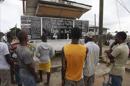 Un grupo de personas observa el tablero que anuncia la cifra de víctimas mortales de Ébola en el país, en una valle de Monrovia (Liberia) hoy, lunes 4 de agosto de 2014. Del 31 de julio al 1 de agosto, en los cuatro países afectados por la epidemia -Guinea Conakry, Liberia, Nigeria y Sierra Leona- hubo un total de 163 casos nuevos y 61 decesos. EFE