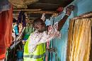 Un voluntario de trabajos de salud marca una casa para identificar que ha sido visitada por equipos sanitarios, mientras distribuyen pastillas de jabón e información sobre el ébola en Freetown, Sierra Leona, el sábado 20 de septiembre de 2014. (Foto AP/Michael Duff)