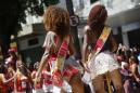 Mujeres participan en el llamado desfile de las Mujeres con Rizos en Río de Janeiro, Brasil, el domingo 8 de febrero de 2015. Organizado por un salón de belleza, el desfile es una de las cientos de fiestas callejeras que encienden a Río de Janeiro en las semanas que anteceden el carnaval, que será del 13 al 17 de febrero. (Foto AP/Silvia Izquierdo)
