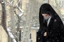 Una mujer iraní camina mientras cae la nieve en Teherán, Irán. EFE/Archivo