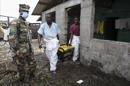 Varios enfermeros liberianos recuperan un generador de energía robado de la escuela elemental Massaquoi, que era usada como unidad de aislamiento, en West Point, Monrovia, Liberia, hoy, martes, 19 de agosto del 2014. EFE
