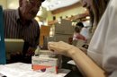 Un hombre adquiere varios medicamentos en una farmacia. EFE/Archivo