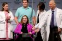 Lindsey y su esposo Blake junto al personal médico de la Clínica Cleveland durante el anuncio de que ella fue la primera mujer del país en recibir un trasplante de útero el lunes 7 de marzo de 2016 en Cleveland. Junto a la pareja están la doctora en bioética Ruth M. Farrell, la cirujana ginecobstetra Rebecca Flyckt, y el director del programa del Centro de Trasplantes, Andreas Tzakis. Lindsey, quien no quiso revelar su apellido para proteger la privacidad de su familia, dijo que durante años rezó para poder embarazarse y está agradecida con la familia de un donante fallecido y los cirujanos que le han brindado esa oportunidad. (Marvin Fong/The Plain Dealer via AP)
