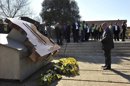Imagen facilitada por la oficina de comunicación del gobierno sudafricano que muestra al presidente de Sudáfrica, Jacob Zuma, depositando flores en el memorial Hector Pieterson en Soweto, Sudafrica. EFE
