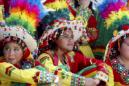 Varias mujeres, vestidas con trajes tradicionales, participan en la celebración de la Fiesta nacional de Bolivia en la Expo de Milán 2015 en Italia, hoy 6 de agosto de 2015. La exposición tiene lugar del 1 de mayo al 31 de octubre. EFE