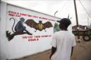 Un hombre observa un muro que lleva un mensaje que hace parte de una campaña de sensibilización sobre el ébola en Monrovia (Liberia). EFE