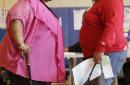 En esta imagen del 26 de junio de 2012, se ve a dos mujeres conversar en Nueva York. La epidemia de obesidad en Estados Unidos se mantiene en aumento, encabezada por un alarmante incremento entre las mujeres. Por primera vez, más de cuatro de cada 10 mujeres en Estados Unidos son obesas, según las estadísticas difundidas por los Centros de Control y Prevención de Enfermedades el martes 7 de junio de 2016. (AP Foto/Mark Lennihan)