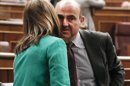 Los ministros de Sanidad, Ana Mato, y Economía, Luis de Guindos, durante la sesión de control al Gobierno celebrada hoy en el Congreso de los Diputados. EFE