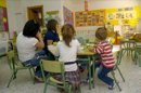 Un grupo de niños en su aula de un colegio. EFE/Archivo