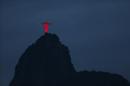 Vista general del Cristo Redentor iluminado de rojo este 1 de diciembre de 2013, en el marco de la celebración del Día Mundial de Lucha contra el Sida, en Río de Janeiro (Brasil). EFE
