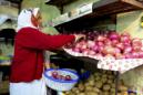 En la imagen, una vendedora de vegetales coge cebollas para un cliente en el mercado de INA en Nueva Delhi. EFE/Archivo