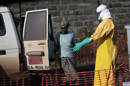 Empleados de Médicos Sin Fronteras (MSF) vestidos con material de protección reciben a posibles pacientes de ébola en la sección de pruebas del centro de aislamiento y tratamiento de la organización en Monrovia, Liberia, el 29 de septiembre de 2014. (AP Photo/Jerome Delay)