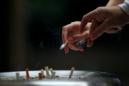 Los diputados franceses aprobaron hoy la obligación de que todos los paquetes de tabaco que se vendan en el país tengan el mismo tamaño, forma y color, sin logo de la marca y con una tipografía similar, como medida para luchar contra el tabaquismo. EFE/Archivo