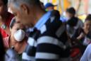 Fotografía tomada el pasado 15 de junio en la que se registró a decena de panameños al esperan en fila para obtener la vacuna contra la influenza, en un centro de atención de la Caja de Seguro Social, en Ciudad de Panamá (Panamá). EFE